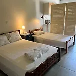 Gianna'S Guesthouse & Nicole'S Cave Studio