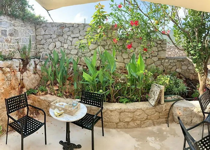 Gianna's & Cave